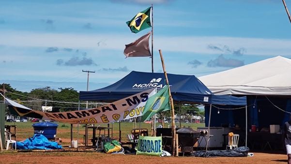 Acampamento bolsonarista em praça de Brasília (DF)
