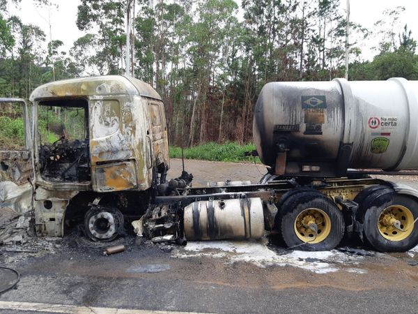 Carreta tanque com ácido clorídrico pega fogo na BR 262, em Brejetuba