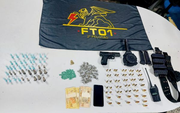 Material apreendido pela polícia no bairro da Penha, em Vitória