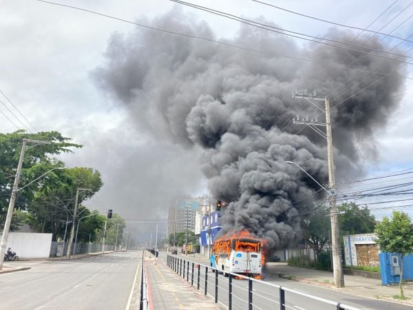 Micro-ônibus é incendiado na Avenida Leitão da Silva, no terceiro ataque a coletivos deste sábado, 7 de janeiro
