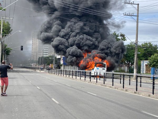 Micro-ônibus é incendiado na Avenida Leitão da Silva, no terceiro ataque a coletivos deste sábado, 7 de janeiro