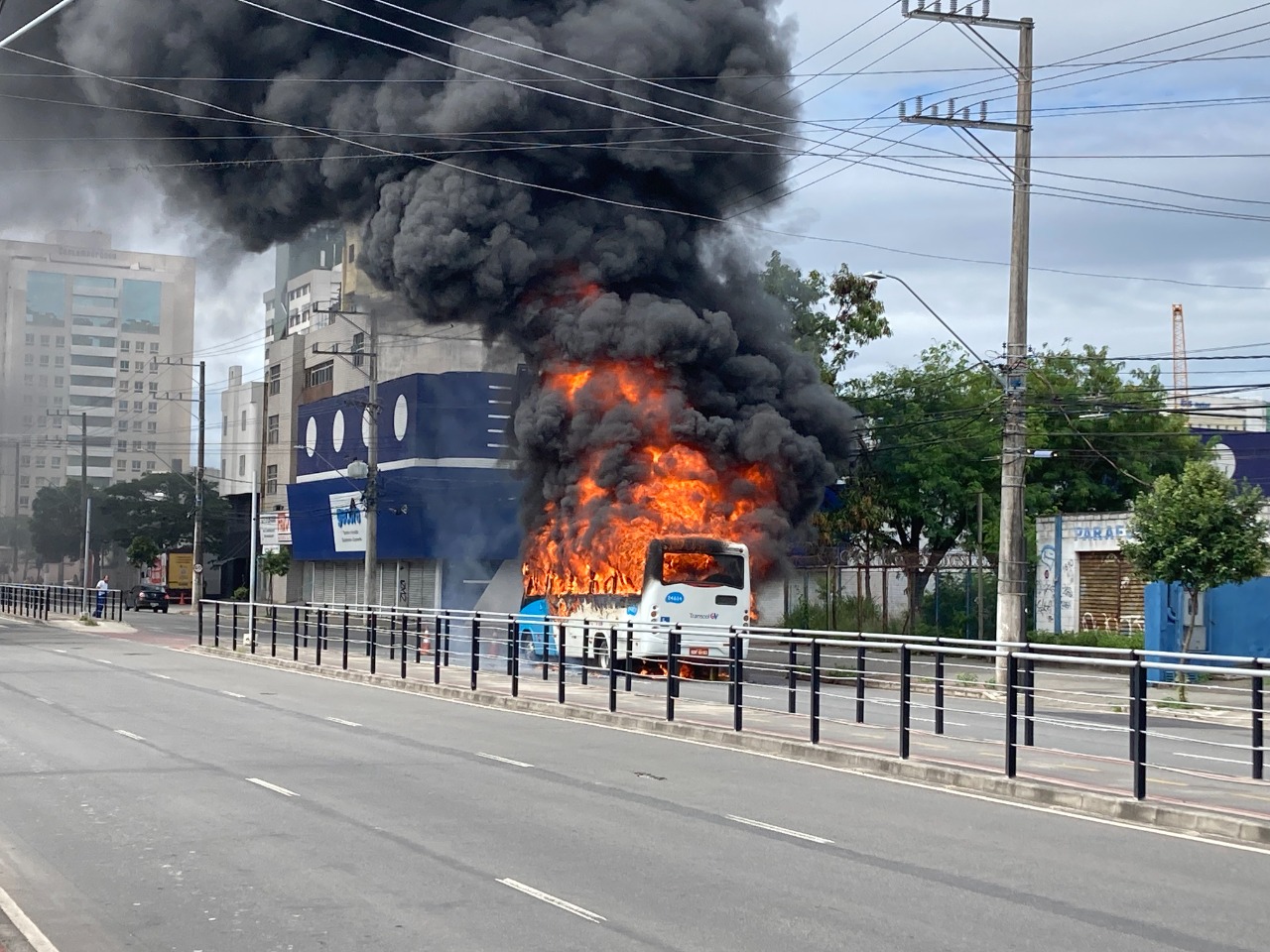 Detidos estavam seguindo em direção ao Bairro da Penha depois de o terceiro ônibus ter sido incendiado neste sábado (7), na Leitão da Silva