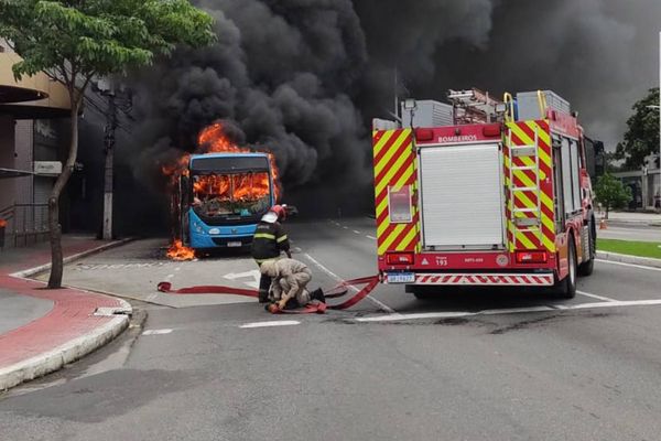Ônibus foi incendiado na Dante Michelini, em Camburi
