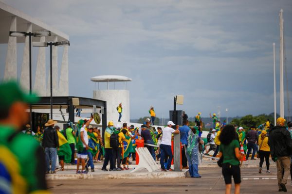 Apoiadores de Bolsonaro invadem prédios na Praça dos Três Poderes em Brasília