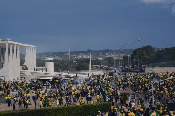 Apoiadores de Bolsonaro invadem prédios na Praça dos Três Poderes em Brasília