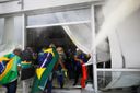 Apoiadores de Bolsonaro invadem prédios na Praça dos Três Poderes em Brasília(REUTERS/Adriano Machado)