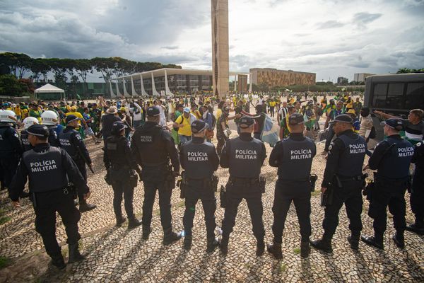 Bolsonaristas invadem prédios dos Três Poderes em Brasília, neste domingo (8)