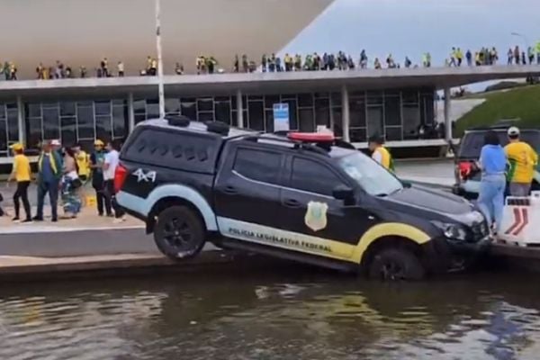 Imagem de vídeo de manifestante golpista mostra viatura caída em espelho d'água após invasão de prédios na Praça dos Três Poderes, em Brasília
