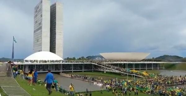 Invasão de manifestantes à Praça dos Três Poderes em Brasília