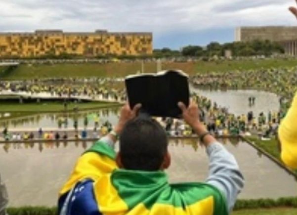 Manifestante golpista empunhando a Bíblia durante ato terrorista em Brasília: a foto foi publicada pelo pastor Kenner Terra em suas redes sociais