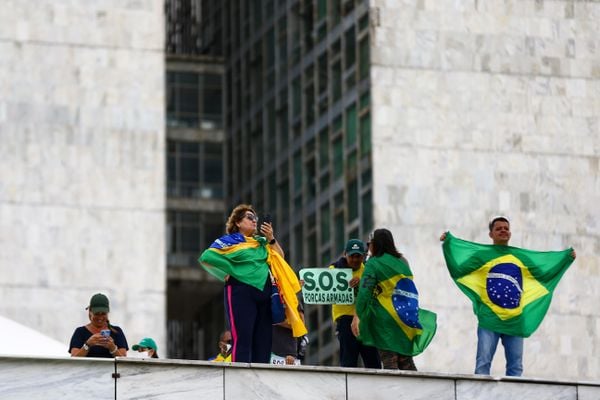 Bolsonaristas invadem prédios dos Três Poderes em Brasília, neste domingo (8)