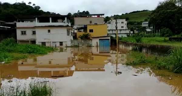 Rio transborda e alaga casas em Guaçuí por Divulgação/ PM 