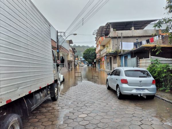 Rio transborda e alaga casas em Guaçuí por Defesa Civil 