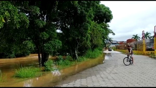 Rio transborda e alaga casas em Guaçuí por Divulgação/ PM 