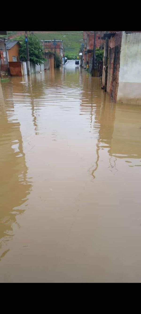 Rio transborda e alaga casas em Guaçuí por Leitor| A Gazeta 