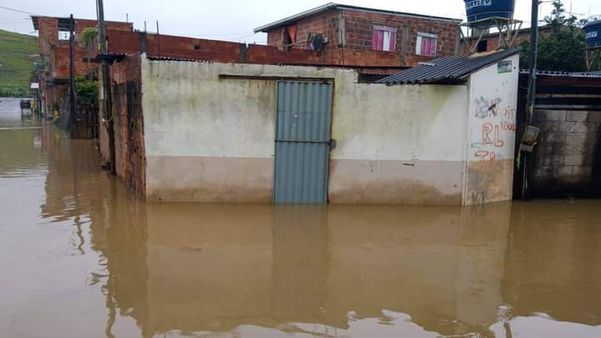 Rio transborda e alaga casas em Guaçuí por Leitor| A Gazeta 