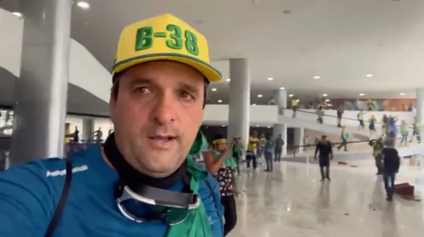 Marcos Alexandre Mataveli de Morais gravou um vídeo comemorando a invasão, no meio do cenário de destruição deixada pelos terroristas no Palácio do Planalto