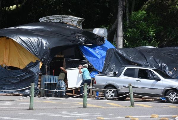 Bolsonaristas começam a desmontar acampamento na Prainha por Carlos Alberto Silva