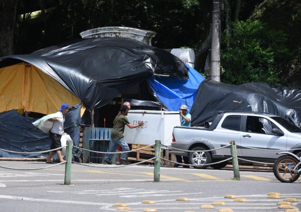 Bolsonaristas começam a desmontar acampamento na Prainha por Carlos Alberto Silva