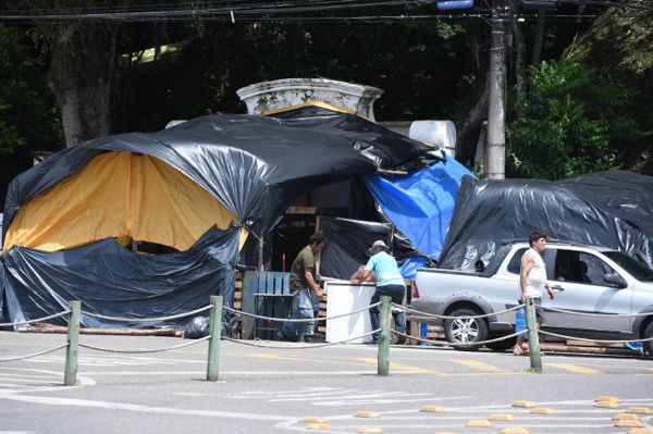 Bolsonaristas começam a desmontar acampamento na Prainha por Carlos Alberto Silva