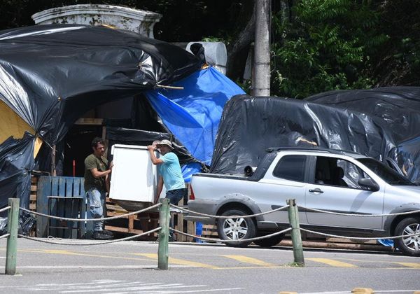 Bolsonaristas começam a desmontar acampamento na Prainha por Carlos Alberto Silva