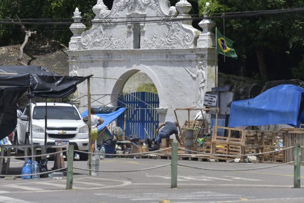 Bolsonaristas começam a desmontar acampamento na Prainha por Ricardo Medeiros
