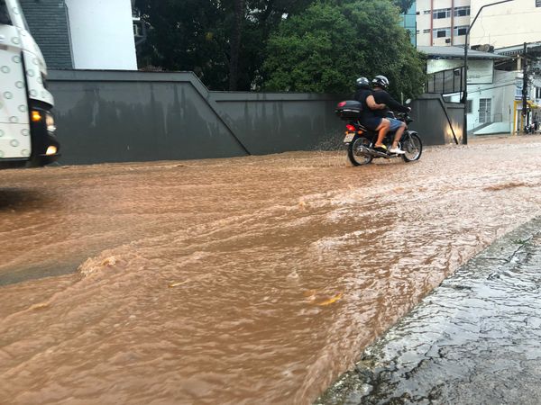 A chuva alagou a Rua Costa Pereira, no Centro, em Cachoeiro por Thomaz Albano