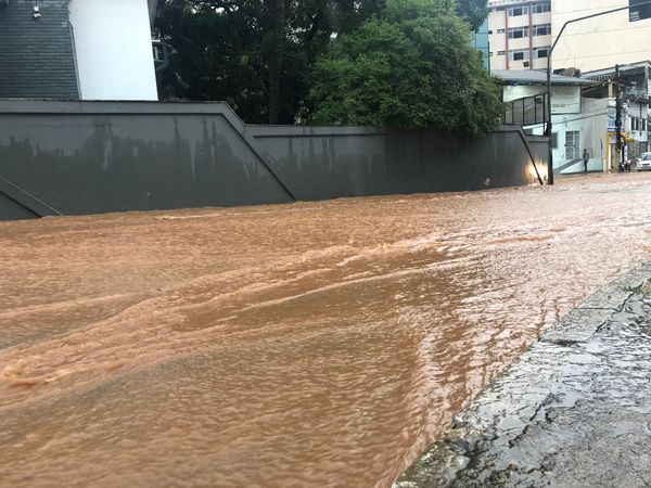 A chuva alagou a Rua Costa Pereira, no Centro, em Cachoeiro por Thomaz Albano