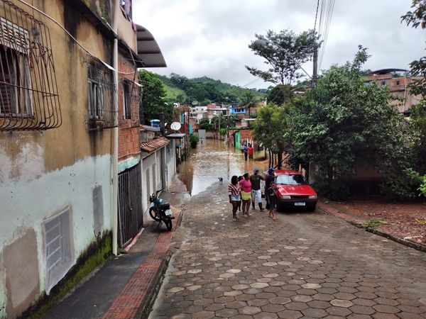 A chuva alagou o bairro São Miguel, em Guaçuí, e famílias tiveram que sair de casa por Leitor | A Gazeta