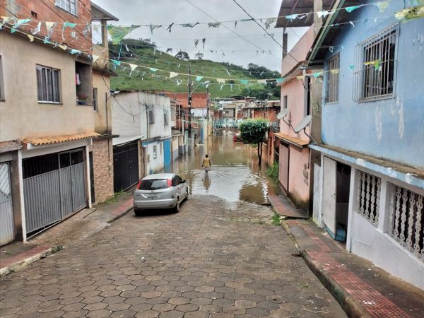 A chuva alagou o bairro São Miguel, em Guaçuí, e famílias tiveram que sair de casa por Leitor | A Gazeta