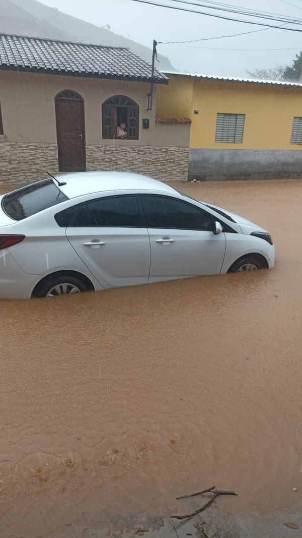 No distrito de Pequiá, em Iúna, a chuva alagou a região neste domingo (8) por Leitor | A Gazeta