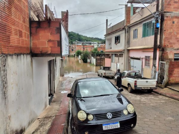 A chuva alagou o bairro São Miguel, em Guaçuí, e famílias tiveram que sair de casa por Leitor | A Gazeta