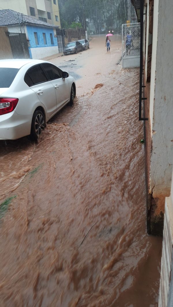 No distrito de Pequiá, em Iúna, a chuva alagou a região neste domingo (8) por Leitor | A Gazeta