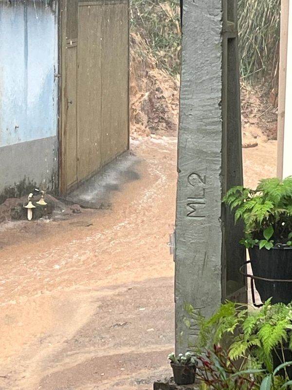 No distrito de Pequiá, em Iúna, a chuva alagou a região neste domingo (8) por Leitor | A Gazeta