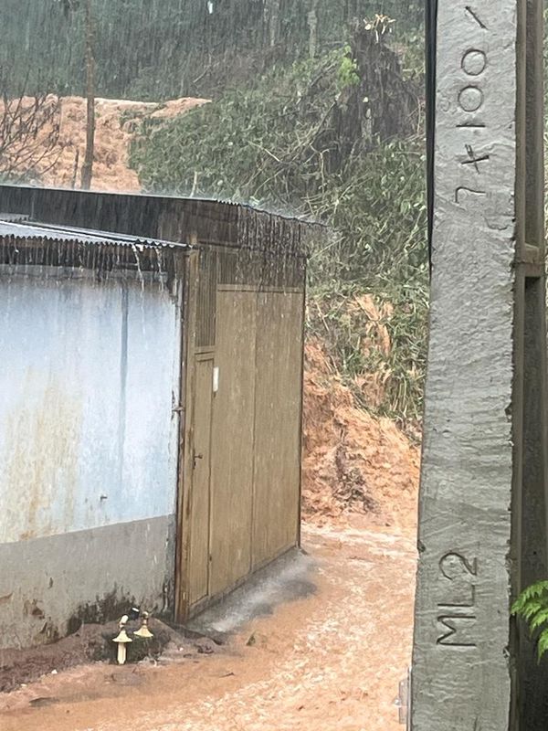 No distrito de Pequiá, em Iúna, a chuva alagou a região neste domingo (8) por Leitor | A Gazeta