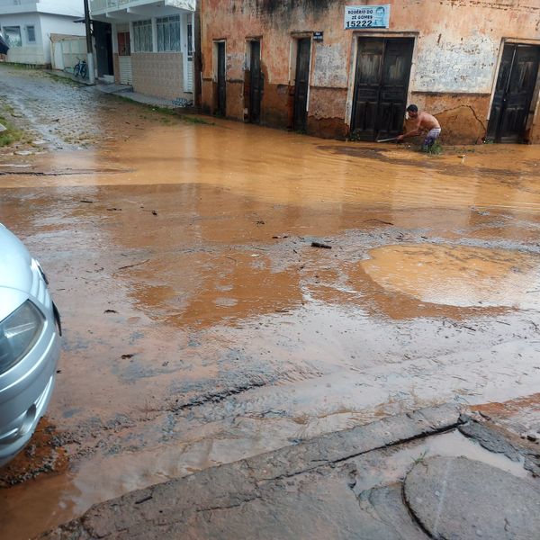 No distrito de Pequiá, em Iúna, a chuva alagou a região neste domingo (8) por Leitor | A Gazeta