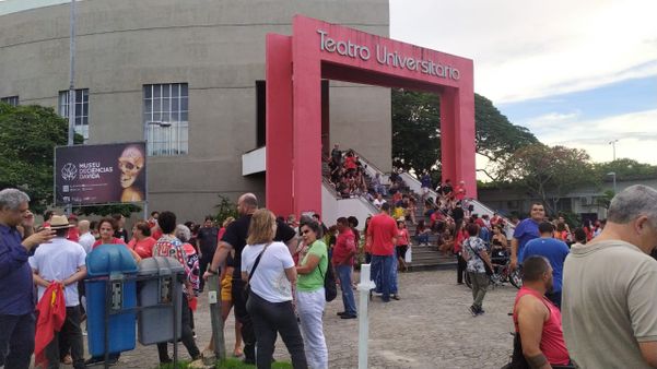 Concentração dos manifestantes na Ufes. por Júlia Afonso