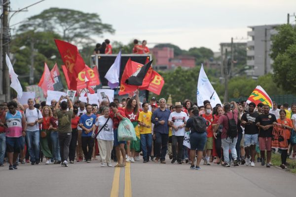 De braços dados, grupo de manifestantes segue em direção à Reta da Penha, em Vitória. por Fernando Madeira