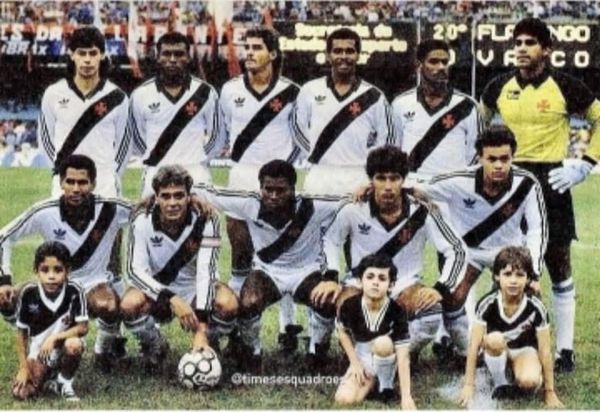 Elenco do Vasco em 1988; Entre os jogadores agachados, França está no centro ao lado de Roberto Dinamite, à sua direita