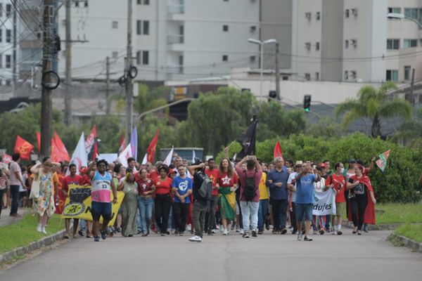 De braços dados, grupo de manifestantes segue em direção à Reta da Penha, em Vitória. por Fernando Madeira