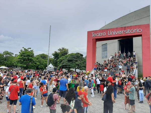Concentração dos manifestantes na Ufes. por Fernando Madeira