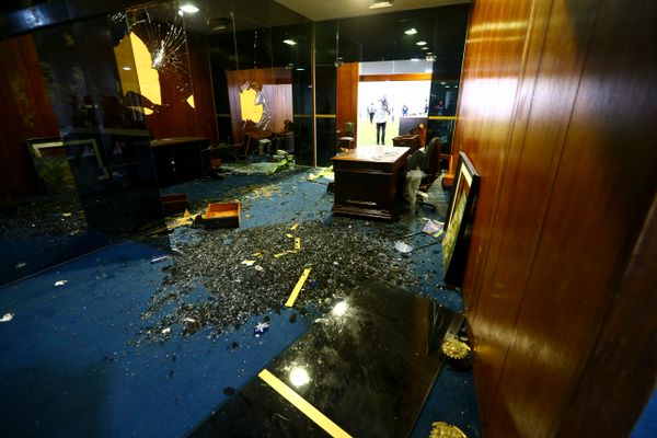 Móveis e vidros quebrados no Senado Federal após ataques terroristas promovidas por bolsonaristas, em Brasília (DF)