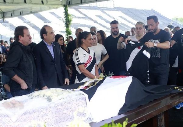 Nenê, atual dono da camisa 10 do Vasco, prestou homenagens ao ídolo 