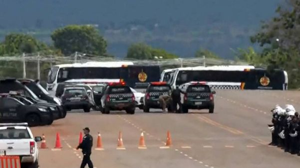 PM e Exército começam a desocupar acampamento golpista no DF