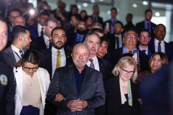 Presidente Luiz Inácio Lula da Silva caminha com governadores em direção ao STF após reunião em Brasília
