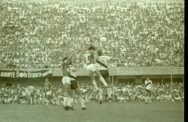 Roberto Dinamite, de costas, com a camisa 10 do Vasco, em jogo contra Rio Branco, com recorde de público no Kleber Andrade, em 1986
