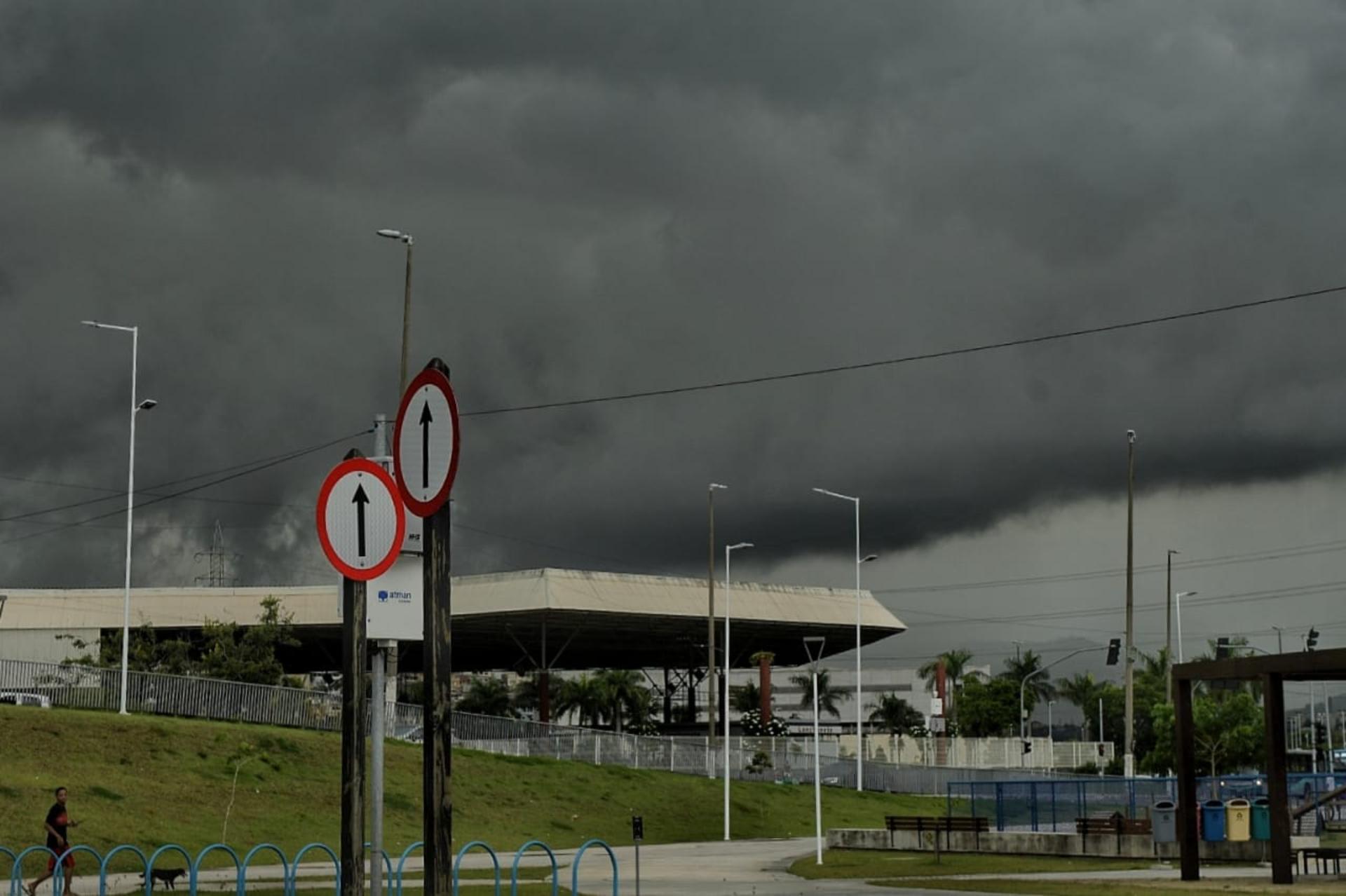 Chuva no ES: nuvens escuras cobrem Vitória e fazem dia virar noite