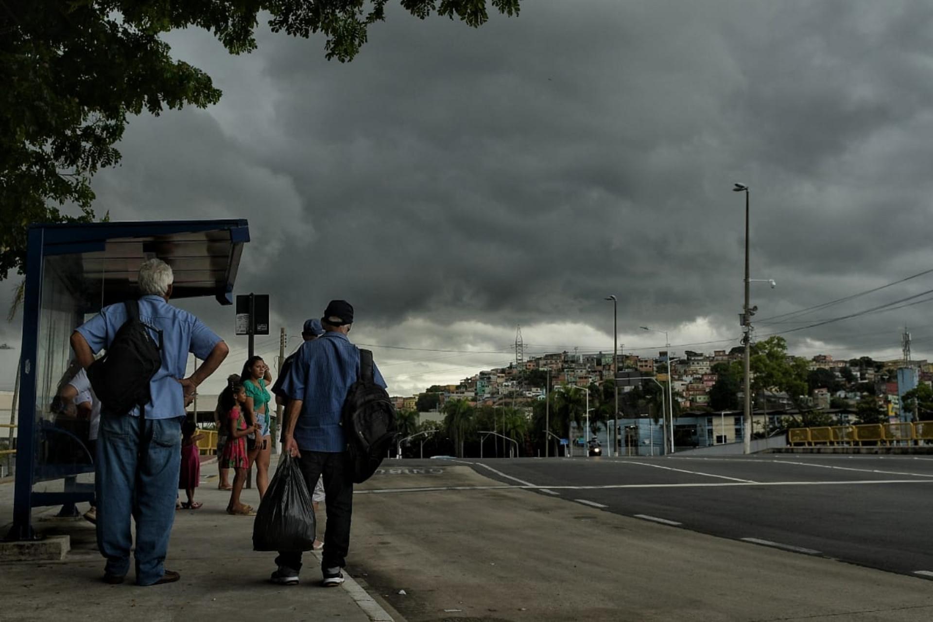 Chuva no ES: nuvens escuras cobrem Vitória e fazem dia virar noite