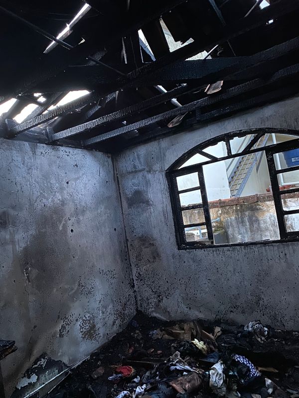 O fogo atingiu o terraço da casa, onde era guardada as roupas doadas para o bazar do local por Helton Souza  