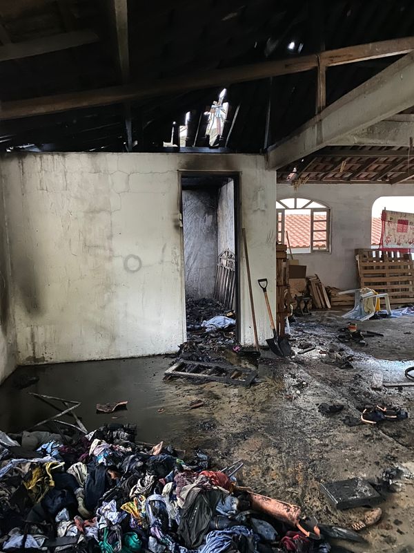 O fogo atingiu o terraço da casa, onde era guardada as roupas doadas para o bazar do local por Helton Souza  